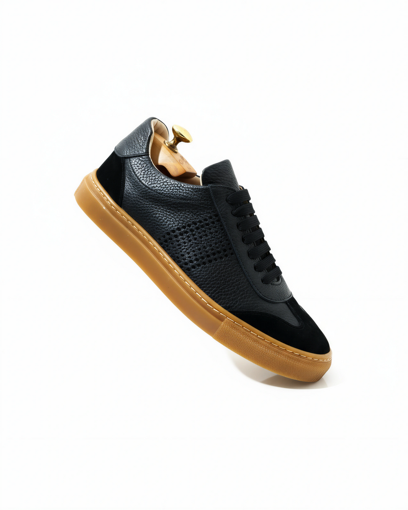 Sneaker in camoscio e bottolato