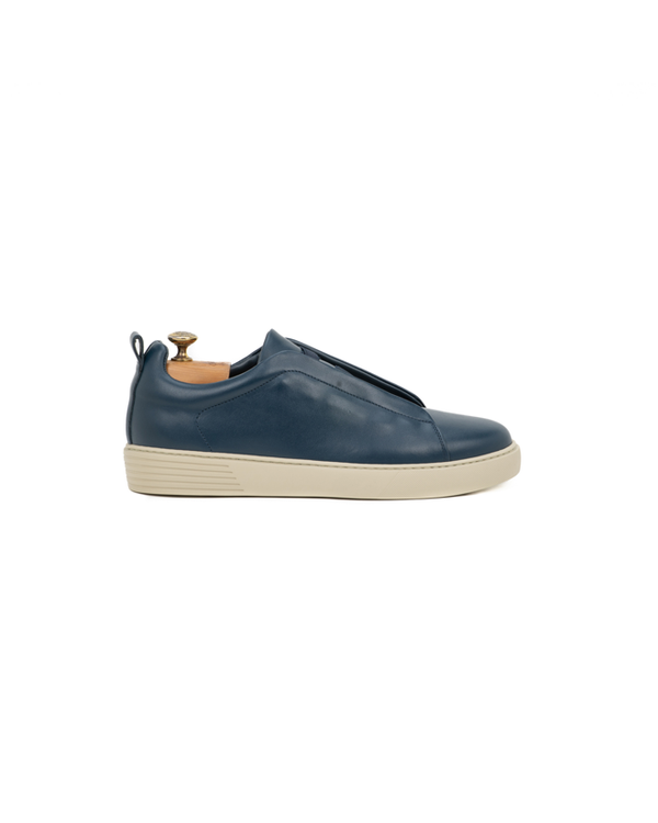 Sneaker with elastic calfskin